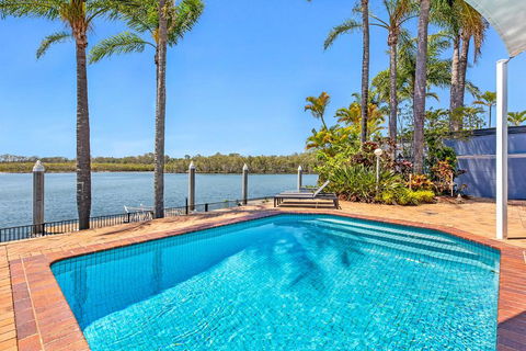 Castaway At The Greens - Queensland Tourism 1