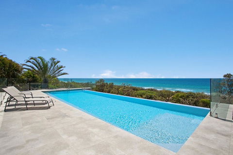 Castaways Beach Escape - QLD Tourism 1