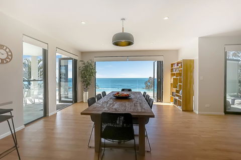 Castaways Beach Escape - QLD Tourism 3