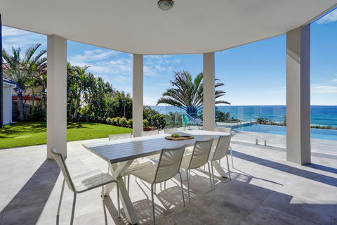 Castaways Beach Escape - QLD Tourism 0