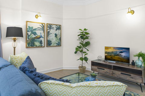 Central Apartment With Spacious Living And Dining - QLD Tourism 2