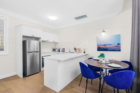 Central Apartment With Spacious Living And Dining - QLD Tourism 3