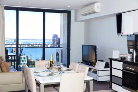 CENTRAL CBD EXEC STUNNING VIEW WIFI NETFLIX WINE - QLD Tourism 1