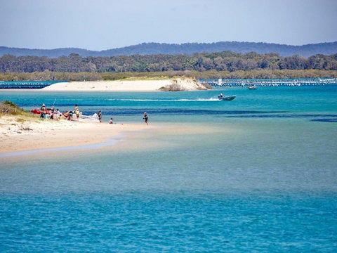 Champagne Court 1 With Water Views - QLD Tourism 2