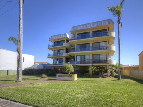Champagne Court 1 With Water Views - QLD Tourism 1