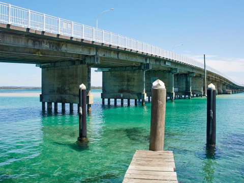 Champagne Court 1 With Water Views - QLD Tourism 3
