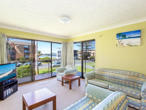 Champagne Court 1 With Water Views - QLD Tourism 0
