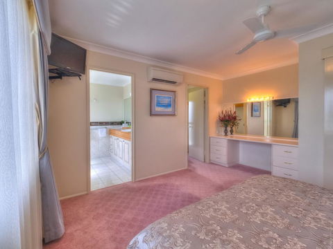 Charlton Apartments On The Esplanade - Queensland Tourism 1