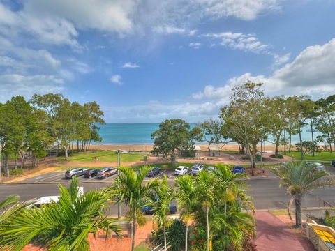 Charlton Apartments On The Esplanade - Queensland Tourism 2