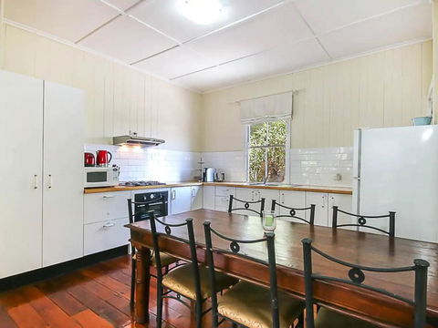 Charming Characterful Rustic-style Home Near The Gabba - QLD Tourism 1