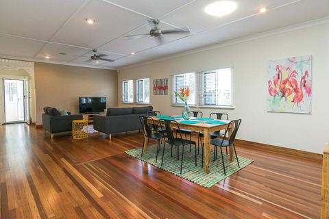 Charming Home By The Sea - QLD Tourism 0