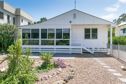 Charming Home By The Sea - QLD Tourism 1