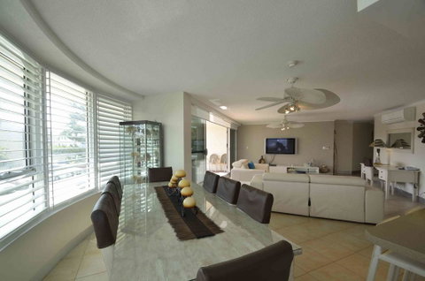Chateau Royale Beach Resort - QLD Tourism 1