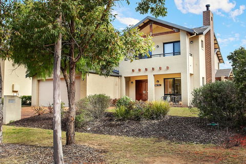 Chateau Shiraz - Queensland Tourism 3