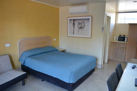 Chelsea Motor Inn - QLD Tourism 0