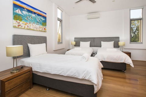 Cinque - Luxury Family Home With Pool Close To Beach And Town - Queensland Tourism 3