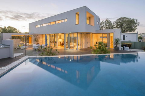 Cinque - Luxury Family Home With Pool Close To Beach And Town - Queensland Tourism 0