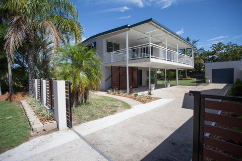 City Beach Holiday House - Queensland Tourism 0