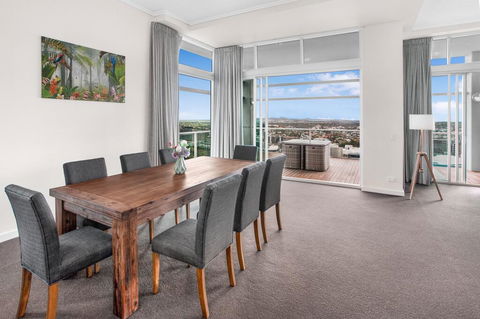 City-Centre Apartment With River Views And Balcony - QLD Tourism 3