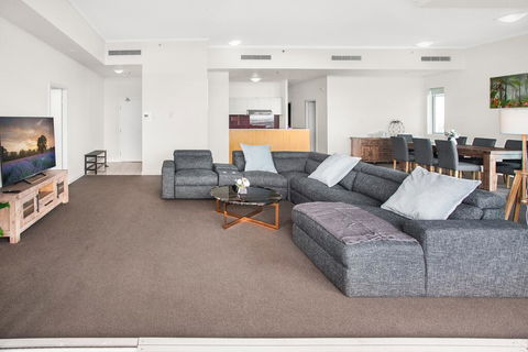 City-Centre Apartment With River Views And Balcony - QLD Tourism 0