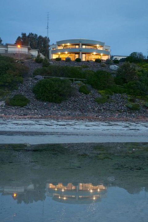 Cliff House Beachfront Villas - QLD Tourism 3
