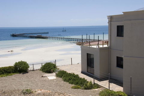 Cliff House Beachfront Villas - QLD Tourism 0