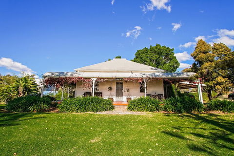 Cockfighters Ghost Vineyard Accommodation - QLD Tourism 1