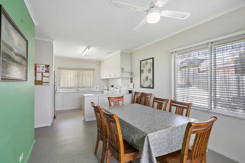 Coffey Court Cottage 2 - Queensland Tourism 2