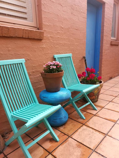 Colourful Creative Artist House Glen Waverley - Queensland Tourism 3