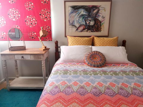 Colourful Creative Artist House Glen Waverley - Queensland Tourism 2