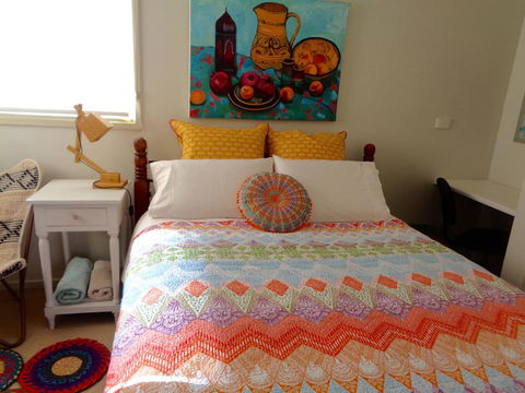 Colourful Creative Artist House Glen Waverley - Queensland Tourism 0