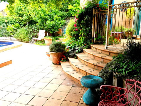 Colourful Creative Artist House Glen Waverley - Queensland Tourism 1