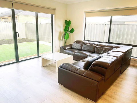 Comfortable 4BR 2Bath House Tarneit Melbourne - Queensland Tourism 1