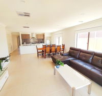 Comfortable 5BR House 6mins to Werribee Station.Great Ocean Road tourist stopover - QLD Tourism