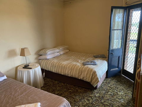 Commercial Hotel Curlewis - Queensland Tourism 2