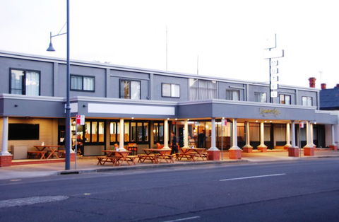 Commodore Motor Inn - QLD Tourism 0