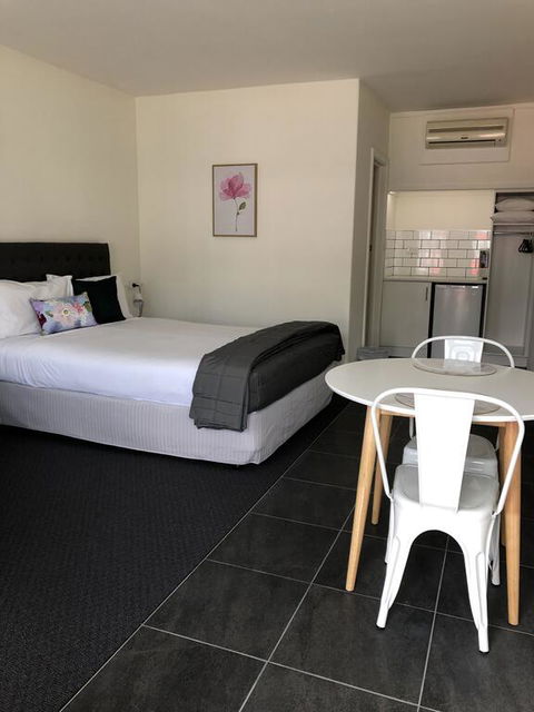 Commodore Motor Inn - QLD Tourism 3