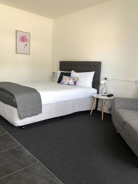 Commodore Motor Inn - QLD Tourism 2