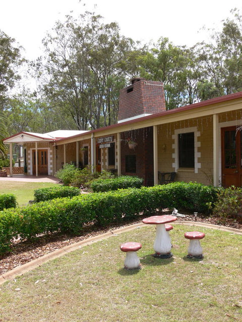 Copper Country Motor Inn & Restaurant - QLD Tourism 3