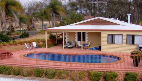 Copper Country Motor Inn & Restaurant - QLD Tourism 1
