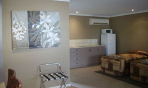 Cosmos Country Motor Inn - QLD Tourism 0