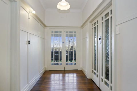 Cosy Californian Bungalow - QLD Tourism 3