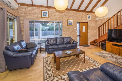 Country Cottage - Queensland Tourism 2