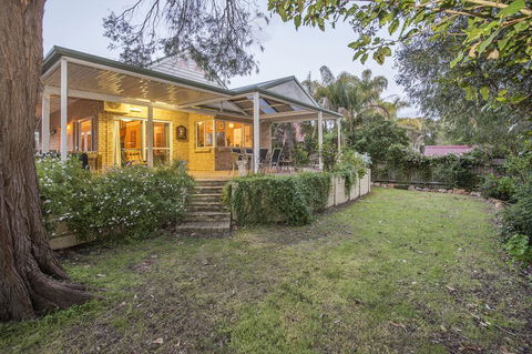 Country Cottage - Queensland Tourism 0
