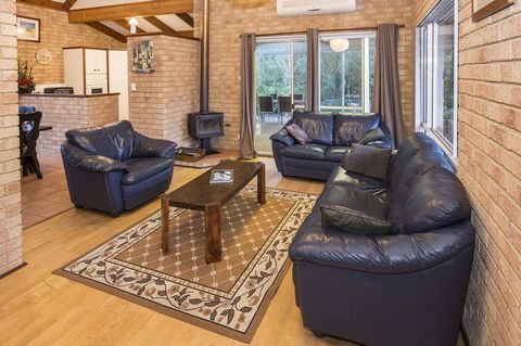 Country Cottage - Queensland Tourism 3