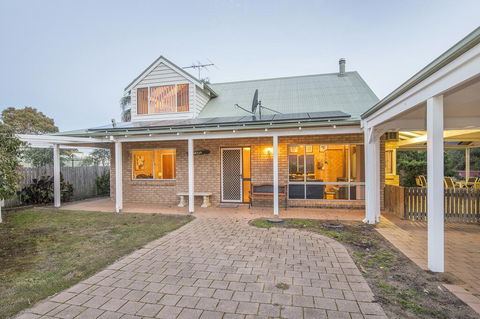 Country Cottage - Queensland Tourism 1