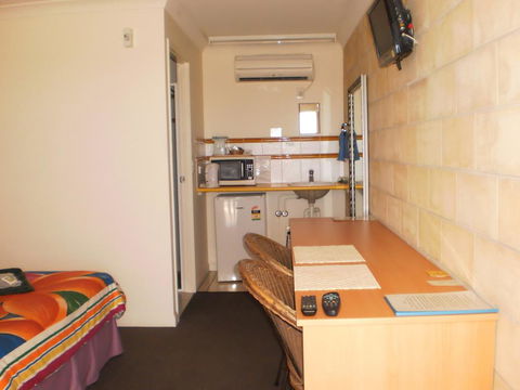 Country View Motel Ilbilbie - QLD Tourism 0