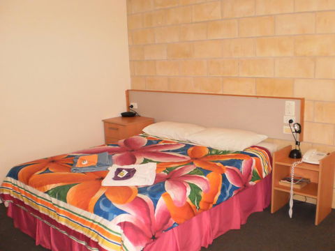 Country View Motel Ilbilbie - QLD Tourism 1