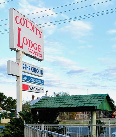 County Lodge Motor Inn - QLD Tourism 3