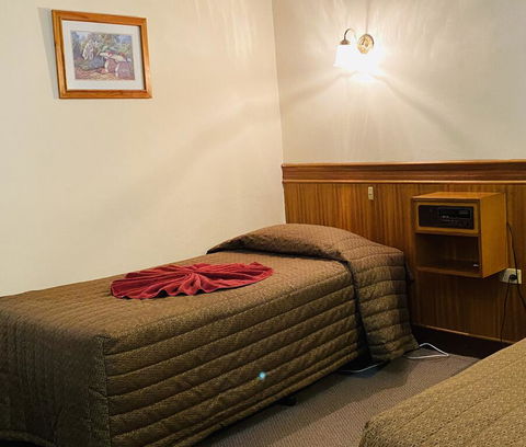 County Lodge Motor Inn - QLD Tourism 0